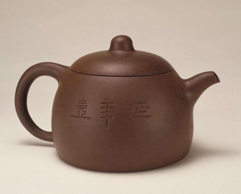 故宫博物院藏清代杨彭年制、陈曼生铭飞鸿延年紫砂壶，壶身镌刻隶书 “延年壶” 三字，紫泥文人曼生壶。
