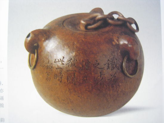 上海博物馆藏清代玉成窑博浪椎壶，韵石制、赧翁（梅调鼎）铭，仿张良博浪沙铁椎造型的经典文人紫砂壶。
