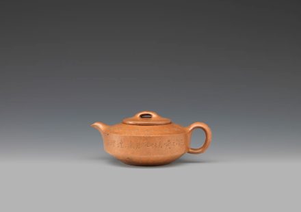 陈鸿寿、杨彭年合作直腹刻铭曼生壶，嘉庆乙亥年，香港艺术馆藏