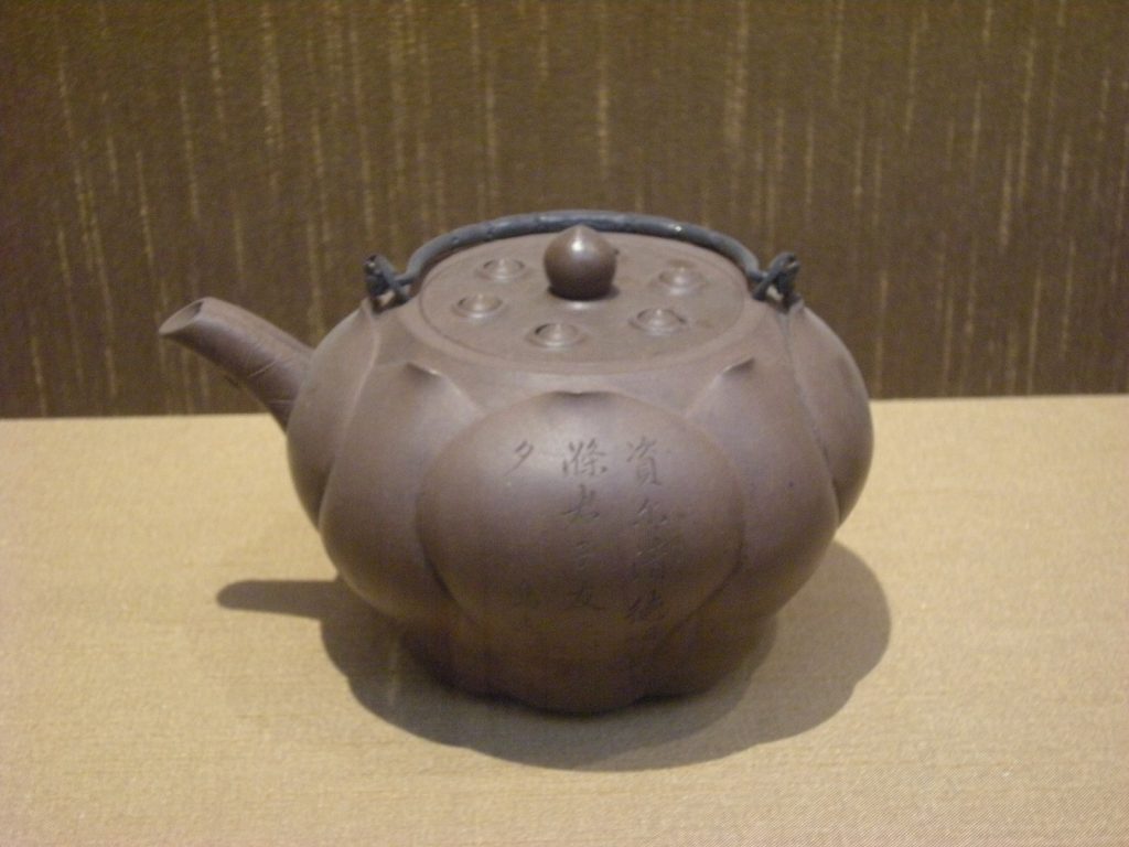 陈鸣远莲形银配壶,清代紫砂进入文人清供体系的代表作品