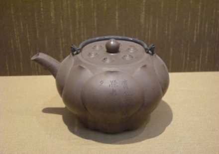 陈鸣远莲形银配壶，清代紫砂进入文人清供体系的代表作品