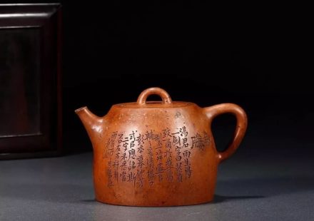 曼生壶文人紫砂作品，壶身题铭，体现形、铭与器物整体关系